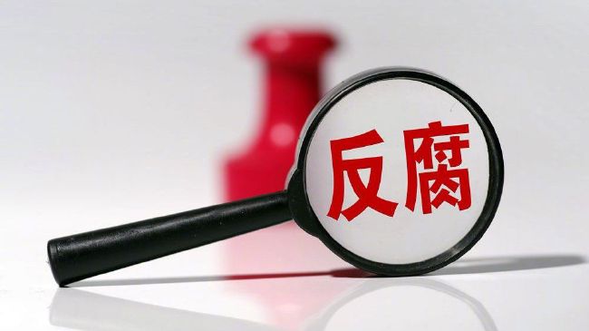 透过三张照片，影片背后的故事与真相被一一揭开。