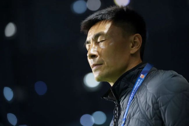 艾薇儿和男友出街 豪饮奶茶身材丰腴 2021-05-12 黑色外套也难挡丰腴身材，两人勾肩搭背十分亲密。